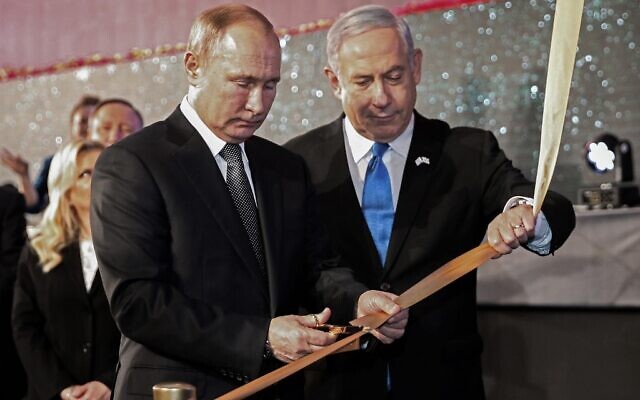 Le Premier ministre Benjamin Netanyahu et le président russe Vladimir Poutine inaugurent le monument de Jérusalem le 23 janvier 2020, en mémoire des habitants de Leningrad pendant le siège de la ville par les nazis pendant la Seconde Guerre mondiale. (Crédit : Alexey NIKOLSKY / SPUTNIK / AFP) Le Premier ministre Benjamin Netanyahu et le président russe Vladimir Poutine inaugurent le monument de Jérusalem le 23 janvier 2020, en mémoire des habitants de Leningrad pendant le siège de la ville par les nazis pendant la Seconde Guerre mondiale. (Crédit : Alexey NIKOLSKY / SPUTNIK / AFP)