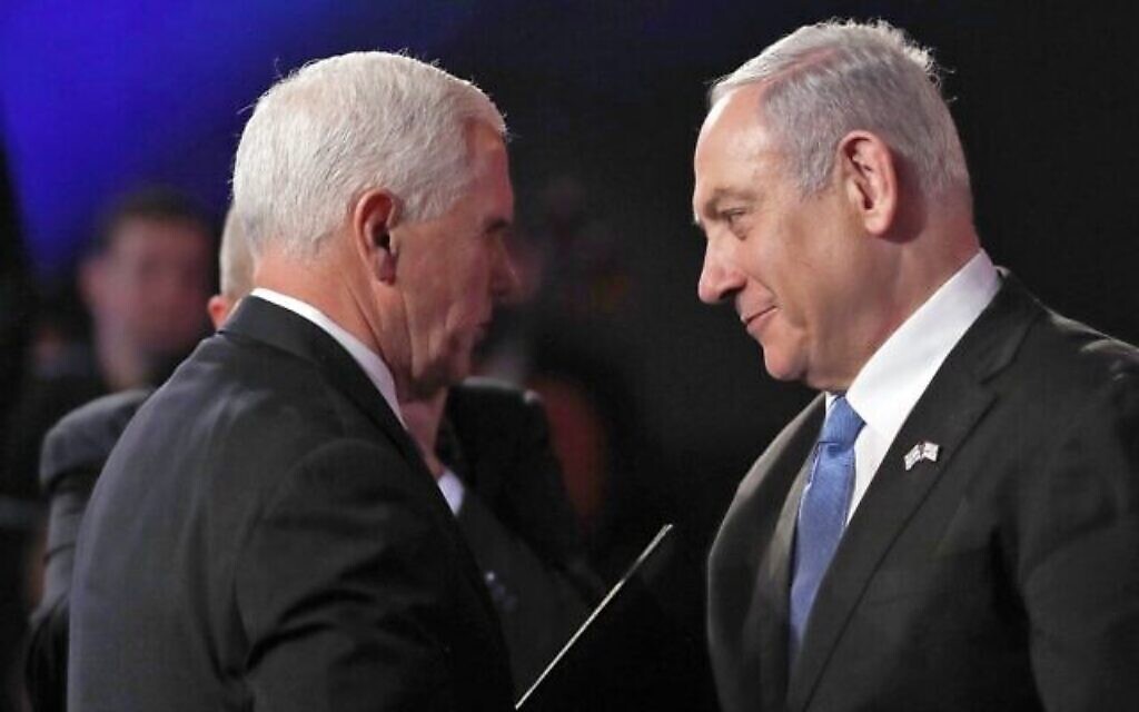 Le vice-président américain Mike Pence salue le Premier ministre israélien Benjamin Netanyahu lors du 5e Forum mondial sur la Shoah à Yad Vashem, à Jérusalem, le 23 janvier 2020. (Crédit : RONEN ZVULUN / POOL / AFP)