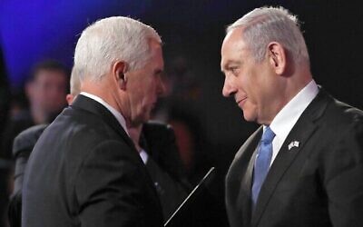 Le vice-président américain Mike Pence salue le Premier ministre israélien Benjamin Netanyahu lors du 5e Forum mondial sur la Shoah à Yad Vashem, à Jérusalem, le 23 janvier 2020. (Crédit : RONEN ZVULUN / POOL / AFP)