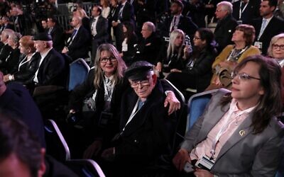 Des participants, y compris des survivants de la Shoah, lors du cinquième Forum mondial de la Shoah, au mémorial de Yad Vashem, à Jérusalem, le 23 janvier 2020. (Crédit : Abir SULTAN / POOL / AFP)