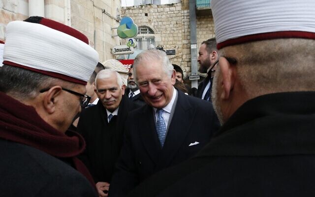 Le prince Charles d'Angleterre rencontre les religieux musulmans palestiniens aux abords de la mosquée d'Omar Ben-Al Khattab à Bethléem, le 24 janvier 2020 (Crédit :  Hazem BADER / AFP)
