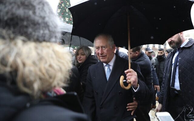 Le prince Charles de Grande-Bretagne visite l'enceinte de l'église de la Nativité le 24 janvier 2020 lors d'une visite à Bethléem en Cisjordanie. (HAZEM BADER / AFP)
