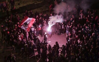 Des manifestants libanais anti-gouvernement utilisent un fumigène lors d'une manifestation à proximité du siège du gouvernement au Grand Sérail, dans le centre ville de Beyrouth, le 25 janvier 2020.
 (Photo par ANWAR AMRO / AFP)