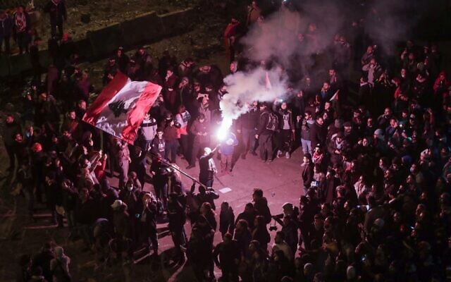 Des manifestants libanais anti-gouvernement utilisent un fumigène lors d'une manifestation à proximité du siège du gouvernement au Grand Sérail, dans le centre ville de Beyrouth, le 25 janvier 2020.
 (Photo par ANWAR AMRO / AFP)