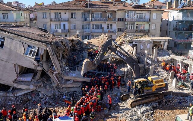 Des secouristes sortent des corps des décombres d'un bâtiment après un tremblement de terre à Elazig, à l'est de la Turquie, le 26 janvier 2020. (Photo par BULENT KILIC / AFP)