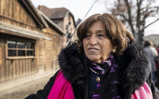 Survivante de la Shoah et ancienne prisonnière du camp de la mort nazi allemand d'Auschwitz, Angela Orosz Richt visite le site commémoratif de l'ancien camp le 26 janvier 2020, la veille des cérémonies pour commémorer le 75e anniversaire de la libération du camp, à Oswiecim, Pologne. (Crédit : Wojtek RADWANSKI / AFP) Survivante de la Shoah et ancienne prisonnière du camp de la mort nazi allemand d'Auschwitz, Angela Orosz Richt visite le site commémoratif de l'ancien camp le 26 janvier 2020, la veille des cérémonies pour commémorer le 75e anniversaire de la libération du camp, à Oswiecim, Pologne. (Crédit : Wojtek RADWANSKI / AFP)