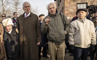 Le président du Congrès juif mondial Ronald Lauder (2e à partir d la gauche) et les survivants de la Shoah et anciens prisonniers du camp de la mort nazi d'Auschwitz-Birkenau, David Marks et David Lenga, s'adressent à la presse au camp de la mort nazi d'Auschwitz-Birkenau à Oswiecim le 26 janvier 2020, à la veille du 75e anniversaire de sa libération. (Crédit : Wojtek RADWANSKI / AFP)
