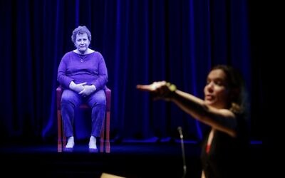 Amanda Friedeman répond à une question d'un étudiant adressée à Adina Sella, survivante de la Shoah, alors qu'elle est représentée sous forme d'hologramme tridimensionnel au Centre Take A Stand du Illinois Holocaust Museum and Education Center, le 26 octobre 2017, à Skokie, Illinois. (Joshua Lott/AFP)