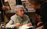 Selma van de Perre signe son livre au National Holocaust Museum d'Amsterdam, le 9 janvier 2020. (Cnaan Liphshiz/JTA)