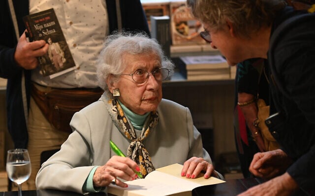 Selma van de Perre signe son livre au National Holocaust Museum d'Amsterdam, le 9 janvier 2020. (Cnaan Liphshiz/JTA)