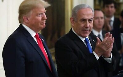 Le président américain Donald Trump et le premier ministre Benjamin Netanyahu (à droite) assistent à une conférence de presse dans la salle Est de la Maison Blanche, le 28 janvier 2020. (Alex Wong/Getty Images/AFP) Le président américain Donald Trump et le premier ministre Benjamin Netanyahu (à droite) assistent à une conférence de presse dans la salle Est de la Maison Blanche, le 28 janvier 2020. (Alex Wong/Getty Images/AFP)