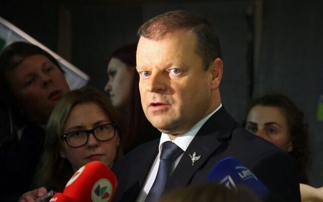Le Premier ministre Saulius Skvernelis de Lituanie, en 2016. Il dirige la c ommission chargée de rédiger la législation déclarant que ni la Lituanie ni ses dirigeants n'ont participé à la Shoah. (Crédit : Petras Malukas/AFP) Le Premier ministre Saulius Skvernelis de Lituanie, en 2016. Il dirige la c ommission chargée de rédiger la législation déclarant que ni la Lituanie ni ses dirigeants n'ont participé à la Shoah. (Crédit : Petras Malukas/AFP)