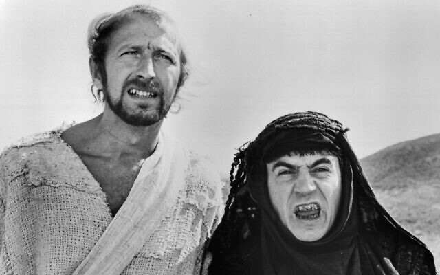 Graham Chapman et Terry Jones dans une scène du film "Life Of Brian", 1979. (Crédit : Warner Brothers/Getty Images via JTA) Graham Chapman et Terry Jones dans une scène du film "Life Of Brian", 1979. (Crédit : Warner Brothers/Getty Images via JTA)