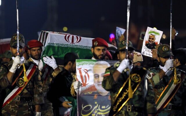 Du personnel militaire porte le cercueil du commandant iranien Qassem Soleimani à son arrivée à l'aéroport international d'Ahvaz en Iran, le 5 janvier 2020. (Crédit : HOSSEIN MERSADI / Fars News / AFP) Du personnel militaire porte le cercueil du commandant iranien Qassem Soleimani à son arrivée à l'aéroport international d'Ahvaz en Iran, le 5 janvier 2020. (Crédit : HOSSEIN MERSADI / Fars News / AFP)