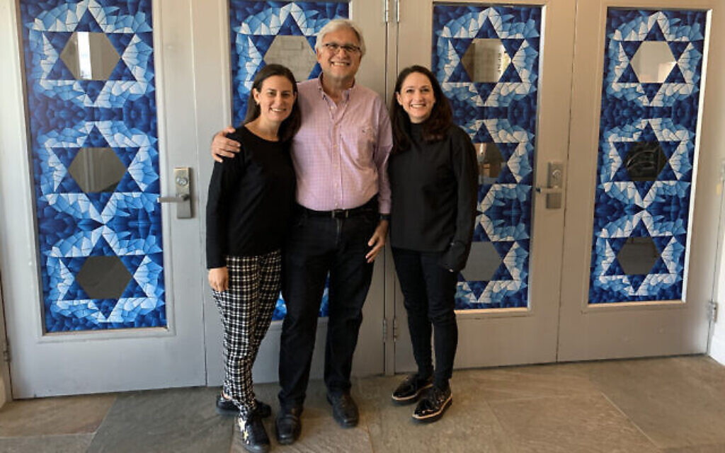 De gauche à droite, Jackeline Nichols, David Bassan et Dana Nicolaievsky sont tous membres de la synagogue Skylake qui accueille une forte population vénézuélienne (Crédit :Josefin Dolsten/ JTA)