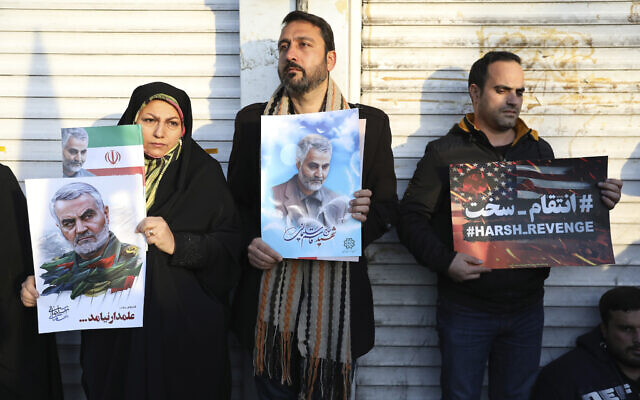 Des personnes en deuil assistent à une cérémonie funéraire sur la place Enqelab-e-Eslami (Révolution islamique) à Téhéran, en Iran, le 6 janvier 2020, pour le général iranien Qassem Soleimani, en photo sur des affiches, et ses frères de combat, tués en Irak dans une frappe de drones américains vendredi. (Crédit : AP / Ebrahim Noroozi)
