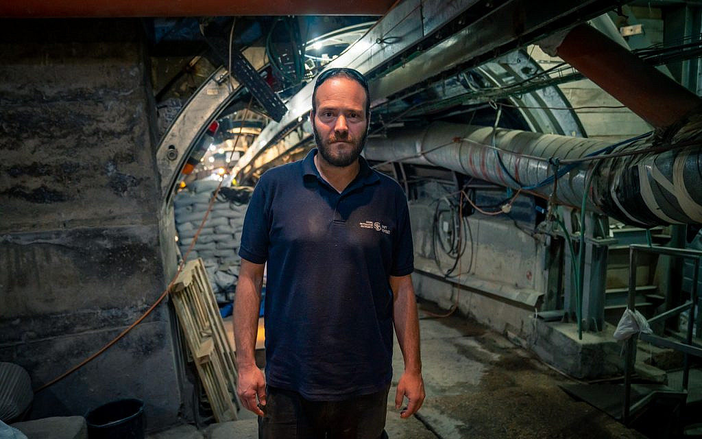 L'archéologue Ari Levy sur le site archéologique de la Cité de David à Jérusalem, le 24 septembre 2019. (Luc Tress/Times of Israel)