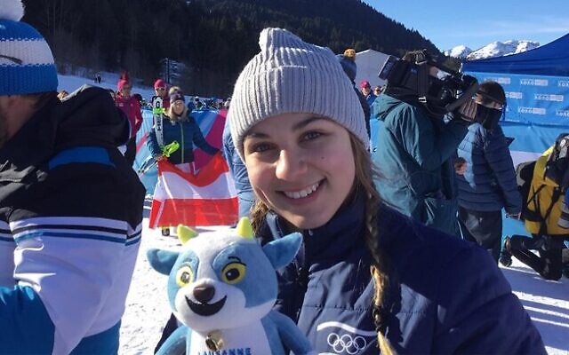 La skieuse israélienne Noa Szollos, aux Jeux olympiques de la jeunesse d'hiver de 2020, à Lausanne. (Crédit : Olympic.org / Bruno Cuaz)