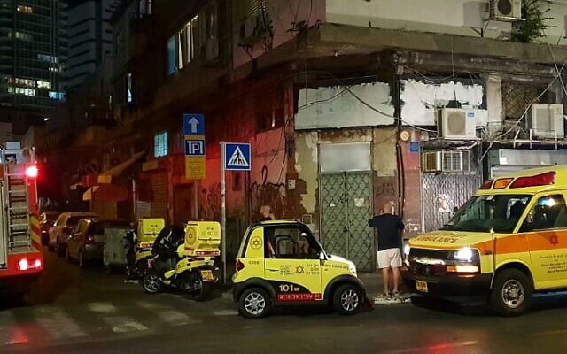 Des ambulanciers paramédicaux sur les lieux d'un accident où les corps de deux jeunes femmes ont été retrouvés à Jérusalem après une chute apparente d'un haut bâtiment, le 20 janvier 2020 (Crédit : Magen David Adom)