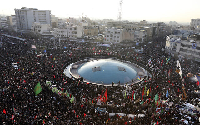 Des personnes en deuil assistent à une cérémonie funéraire sur la place Enqelab-e-Eslami (Révolution islamique) à Téhéran, en Iran, le 6 janvier 2020, pour le général iranien Qassem Soleimani et ses frères de combat, tués en Irak dans une frappe de drones américains vendredi. (Crédit : AP / Ebrahim Noroozi)