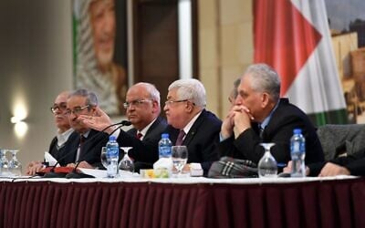 Le président de l'Autorité palestinienne Mahmoud Abbas s'adressant aux responsables palestiniens à Ramallah le 28 janvier 2020. (Crédit : Wafa)
