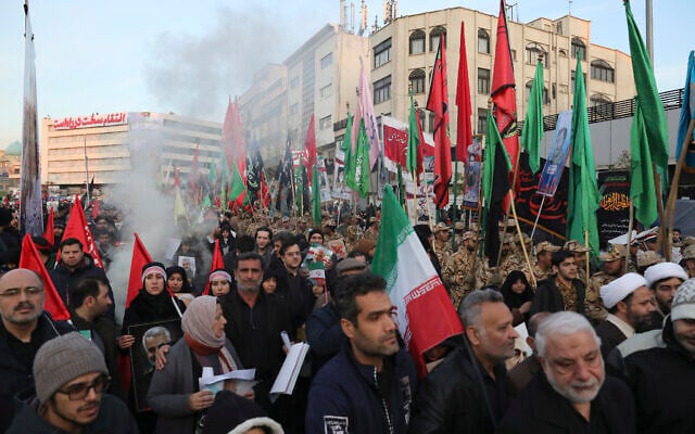 Des personnes en deuil assistent à une cérémonie funéraire sur la place Enqelab-e-Eslami (Révolution islamique) à Téhéran, en Iran, le 6 janvier 2020, pour le général iranien Qassem Soleimani et ses frères de combat, tués en Irak dans une frappe de drones américains vendredi. (Crédit : AP / Ebrahim Noroozi)