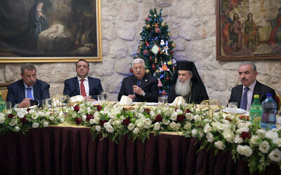 Le président de l'Autorité palestinienne  Mahmoud Abbas s'exprime à un dîner à la veille du noeël orthodoxe à Bethléem, le 6 janvier 2020 (Crédit : Wafa)