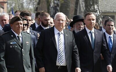 Le président polonais Andrzej Duda, (à gauche), et le président israélien Reuven Rivlin, (au centre), participent à la Marche des vivants, une marche annuelle de commémoration de la Shoah entre les anciens camps de la mort d'Auschwitz et de Birkenau, à Oswiecim, en Pologne, le jeudi 12 avril 2018. (AP Photo/Czarek Sokolowski)