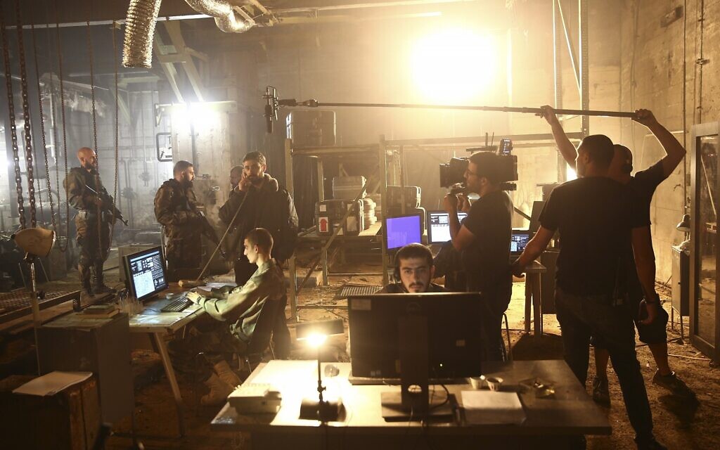 Sur cette photo du 30 mai 2019, une équipe filme une scène sur le plateau de la célèbre série télévisée israélienne "Fauda", à Tel Aviv, en Israël. (AP Photo/Oded Balilty)
