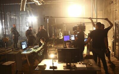 Sur cette photo du 30 mai 2019, une équipe filme une scène sur le plateau de la célèbre série télévisée israélienne "Fauda", à Tel Aviv, en Israël. (AP Photo/Oded Balilty) Sur cette photo du 30 mai 2019, une équipe filme une scène sur le plateau de la célèbre série télévisée israélienne "Fauda", à Tel Aviv, en Israël. (AP Photo/Oded Balilty)
