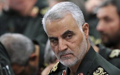 Le commandant principal des Gardiens de la révolution, le général Qassem Soleimani, (au centre), assiste à une réunion avec le Guide suprême, l'Ayatollah Ali Khamenei (hors cadre) et les commandants des Gardiens de la révolution à Téhéran, Iran, le 18 septembre 2016. (Bureau du Guide suprême iranien via AP) Le commandant principal des Gardiens de la révolution, le général Qassem Soleimani, (au centre), assiste à une réunion avec le Guide suprême, l'Ayatollah Ali Khamenei (hors cadre) et les commandants des Gardiens de la révolution à Téhéran, Iran, le 18 septembre 2016. (Bureau du Guide suprême iranien via AP)