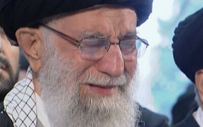 Capture d'écran d'une vidéo montrant le chef suprême iranien, l'Ayatollah Ali Khamenei, pleurer ouvertement devant le cercueil du général Qassem Soleimani, tué par une frappe américaine, pendant une prière au cours d'une cérémonie de funérailles à Téhéran, le 6 janvier 2020 (Crédit : Iran Press TV via AP)