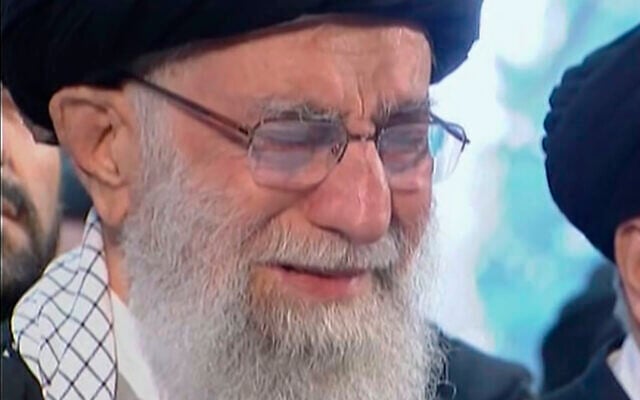 Capture d'écran d'une vidéo montrant le chef suprême iranien, l'Ayatollah Ali Khamenei, pleurer ouvertement devant le cercueil du général Qassem Soleimani, tué par une frappe américaine, pendant une prière au cours d'une cérémonie de funérailles à Téhéran, le 6 janvier 2020 (Crédit : Iran Press TV via AP) Capture d'écran d'une vidéo montrant le chef suprême iranien, l'Ayatollah Ali Khamenei, pleurer ouvertement devant le cercueil du général Qassem Soleimani, tué par une frappe américaine, pendant une prière au cours d'une cérémonie de funérailles à Téhéran, le 6 janvier 2020 (Crédit : Iran Press TV via AP)
