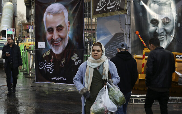 Des piétons passent devant des affiches du général des Gardiens de la révolution iraniens Qassem Soleimani, qui a été tué en Irak lors d'une attaque de drones américains vendredi, sur la place Tajrish dans le nord de Téhéran, en Iran, jeudi 9 janvier 2020. (AP Photo/Vahid Salemi)