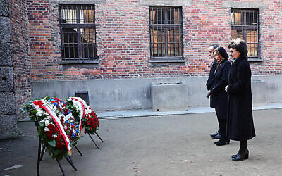 Sur cette image fournie par le consulat général des États-Unis à Cracovie, la présidente de la Chambre des représentants américaine Nancy Pelosi, au centre, et les présidents du Parlement polonais déposent des couronnes de fleurs sur le mur de la mort du camp de concentration nazi d'Auschwitz-Birkenau, lors d'une visite du site de l'ancien camp quelques jours avant le 75e anniversaire de sa libération par les troupes soviétiques en 1945, au musée d'Auschwitz-Birkenau, dans le sud de la Pologne, le mardi 21 janvier 2020. (Crédit : Consulat général des États-Unis à Cracovie via AP) Sur cette image fournie par le consulat général des États-Unis à Cracovie, la présidente de la Chambre des représentants américaine Nancy Pelosi, au centre, et les présidents du Parlement polonais déposent des couronnes de fleurs sur le mur de la mort du camp de concentration nazi d'Auschwitz-Birkenau, lors d'une visite du site de l'ancien camp quelques jours avant le 75e anniversaire de sa libération par les troupes soviétiques en 1945, au musée d'Auschwitz-Birkenau, dans le sud de la Pologne, le mardi 21 janvier 2020. (Crédit : Consulat général des États-Unis à Cracovie via AP)