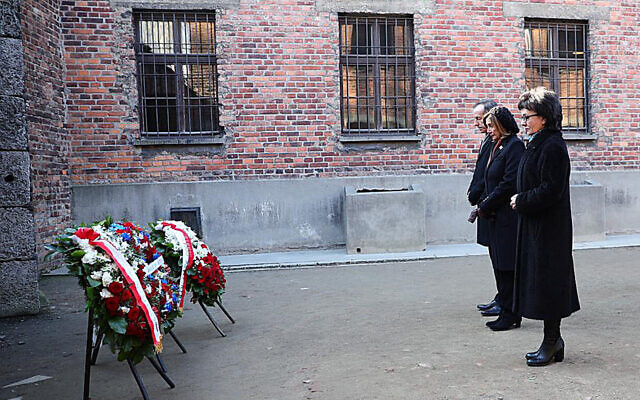 Sur cette image fournie par le consulat général des États-Unis à Cracovie, la présidente de la Chambre des représentants américaine Nancy Pelosi, au centre, et les présidents du Parlement polonais déposent des couronnes de fleurs sur le mur de la mort du camp de concentration nazi d'Auschwitz-Birkenau, lors d'une visite du site de l'ancien camp quelques jours avant le 75e anniversaire de sa libération par les troupes soviétiques en 1945, au musée d'Auschwitz-Birkenau, dans le sud de la Pologne, le mardi 21 janvier 2020. (Crédit : Consulat général des États-Unis à Cracovie via AP) Sur cette image fournie par le consulat général des États-Unis à Cracovie, la présidente de la Chambre des représentants américaine Nancy Pelosi, au centre, et les présidents du Parlement polonais déposent des couronnes de fleurs sur le mur de la mort du camp de concentration nazi d'Auschwitz-Birkenau, lors d'une visite du site de l'ancien camp quelques jours avant le 75e anniversaire de sa libération par les troupes soviétiques en 1945, au musée d'Auschwitz-Birkenau, dans le sud de la Pologne, le mardi 21 janvier 2020. (Crédit : Consulat général des États-Unis à Cracovie via AP)