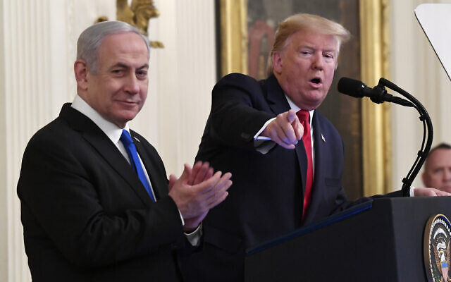 Le président américain Donald Trump (à droite), rejoint par le premier ministre Benjamin Netanyahu, s'exprime lors d'un événement dans la salle Est de la Maison Blanche à Washington, le 28 janvier 2020, pour annoncer le plan très attendu de l'administration Trump pour résoudre le conflit israélo-palestinien. (Crédit : AP Photo/Susan Walsh)
