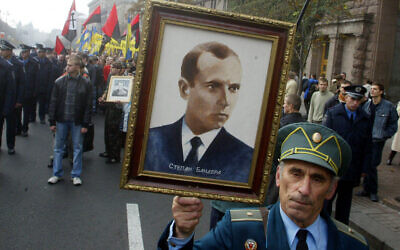 Dans cette photo d'archives datant du 15 octobre 2005, un ancien combattant partisan de l'Armée insurrectionnelle ukrainienne porte un portrait du chef de l'Armée insurrectionnelle ukrainienne, Stepan Bandera, lors d'une marche à Kiev. (Crédit : AP/Efrem Lukatsky, File) Dans cette photo d'archives datant du 15 octobre 2005, un ancien combattant partisan de l'Armée insurrectionnelle ukrainienne porte un portrait du chef de l'Armée insurrectionnelle ukrainienne, Stepan Bandera, lors d'une marche à Kiev. (Crédit : AP/Efrem Lukatsky, File)
