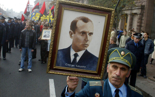 Dans cette photo d'archives datant du 15 octobre 2005, un ancien combattant partisan de l'Armée insurrectionnelle ukrainienne porte un portrait du chef de l'Armée insurrectionnelle ukrainienne, Stepan Bandera, lors d'une marche à Kiev. (Crédit : AP/Efrem Lukatsky, File) Dans cette photo d'archives datant du 15 octobre 2005, un ancien combattant partisan de l'Armée insurrectionnelle ukrainienne porte un portrait du chef de l'Armée insurrectionnelle ukrainienne, Stepan Bandera, lors d'une marche à Kiev. (Crédit : AP/Efrem Lukatsky, File)