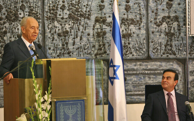 Carlos Ghosn, président de la société française Renault-Nissan, à droite, écoute le discours du président israélien Shimon Peres lors d'une conférence de presse à la résidence du président à Jérusalem, le 21 janvier 2008. (Crédit : AP / Tara Todras-Whitehill) Carlos Ghosn, président de la société française Renault-Nissan, à droite, écoute le discours du président israélien Shimon Peres lors d'une conférence de presse à la résidence du président à Jérusalem, le 21 janvier 2008. (Crédit : AP / Tara Todras-Whitehill)
