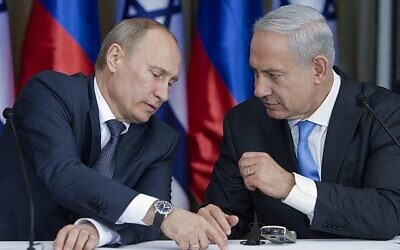 Le président russe Vladimir Poutine s'entretient avec le Premier ministre Benjamin Netanyahu, avant des déclarations communes au terme d'une réunion et d'un déjeuner dans la résidence du dirigeant israélien, à Jérusalem, le 25 juin 2012. (Crédit : AP Photo/Jim Hollander, Pool)