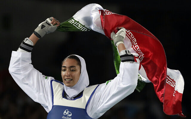 L'Iranienne Kimia Alizadeh est heureuse d'avoir remporté la médaille de bronze dans une compétition de taekwondo féminin de 57 kg aux Jeux olympiques d'été de 2016 à Rio de Janeiro, au Brésil, le 18 août 2016. (AP Photo/Andrew Medichini)