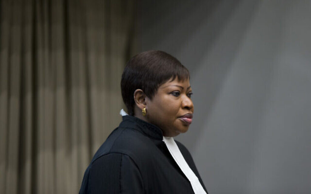 La procureure Fatou Bensouda entre dans la salle d'audience pour le procès de Dominic Ongwen, un commandant supérieur de l'Armée de résistance du Seigneur, dont le chef fugitif Kony est l'un des suspects de crimes de guerre les plus recherchés au monde, à la Cour internationale de La Haye (Pays-Bas), le mardi 6 décembre 2016. (AP Photo/Peter Dejong, Pool) La procureure Fatou Bensouda entre dans la salle d'audience pour le procès de Dominic Ongwen, un commandant supérieur de l'Armée de résistance du Seigneur, dont le chef fugitif Kony est l'un des suspects de crimes de guerre les plus recherchés au monde, à la Cour internationale de La Haye (Pays-Bas), le mardi 6 décembre 2016. (AP Photo/Peter Dejong, Pool)