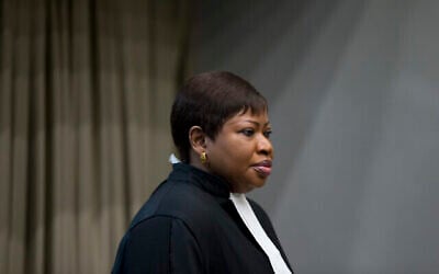 La procureure Fatou Bensouda entre dans la salle d'audience pour le procès de Dominic Ongwen, un commandant supérieur de l'Armée de résistance du Seigneur, dont le chef fugitif Kony est l'un des suspects de crimes de guerre les plus recherchés au monde, à la Cour internationale de La Haye (Pays-Bas), le mardi 6 décembre 2016. (AP Photo/Peter Dejong, Pool)