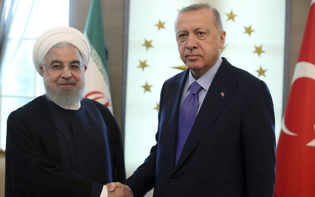 Le Président turc Recep Tayyip Erdogan, (à droite), salue le Président iranien Hassan Rouhani avant une rencontre au Palais Cankaya, à Ankara, Turquie, le 16 septembre 2019. (Service de presse présidentiel via AP, Pool) Le Président turc Recep Tayyip Erdogan, (à droite), salue le Président iranien Hassan Rouhani avant une rencontre au Palais Cankaya, à Ankara, Turquie, le 16 septembre 2019. (Service de presse présidentiel via AP, Pool)