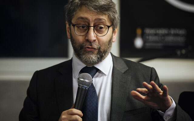 Le Grand Rabbin de France Haim Korsia prononce un discours lors d'un événement appelé "La nuit des survivants " à Paris, le 23 décembre 2019. (Crédit : AP Photo/Kamil Zihnioglu)