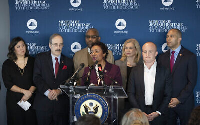 La représentante démocrate de New York, Yvette Clarke, s'exprime au Museum of Jewish Heritage, le 2 janvier 2020, à New York. Derrière elle, à partir de la gauche, la représentante démocrate Grace Meng, Eliot Engel, Gregory Meeks, Carolyn Maloney, Max Rose et Hakeem Jeffries. (Crédit : AP Photo/Mark Lennihan)
