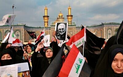 Des musulmans chiites manifestent suite à la frappe américaine qui a tué Qassem Soleimani, chef des gardiens de la révolution iraniens, à Karbala, en Irak, le 4 janvier 2020 (Crédit : AP Photo/Khalid Mohammed) Des musulmans chiites manifestent suite à la frappe américaine qui a tué Qassem Soleimani, chef des gardiens de la révolution iraniens, à Karbala, en Irak, le 4 janvier 2020 (Crédit : AP Photo/Khalid Mohammed)