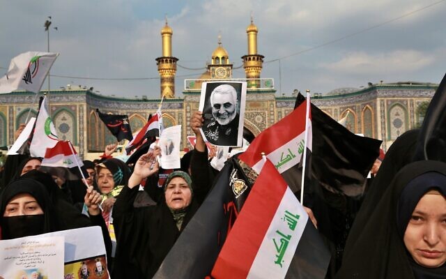 Des musulmans chiites manifestent suite à la frappe américaine qui a tué Qassem Soleimani, chef des gardiens de la révolution iraniens, à Karbala, en Irak, le 4 janvier 2020 (Crédit : AP Photo/Khalid Mohammed)