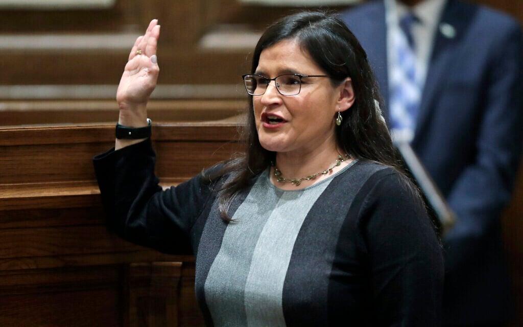 La nouvelle juge de la Cour suprême de Washington, Raquel Montoya-Lewis, a prêté serment, le 6 janvier 2020 à Olympia, dans l'Etat de Washington. (Crédit : AP Photo/Ted S. Warren) La nouvelle juge de la Cour suprême de Washington, Raquel Montoya-Lewis, a prêté serment, le 6 janvier 2020 à Olympia, dans l'Etat de Washington. (Crédit : AP Photo/Ted S. Warren)